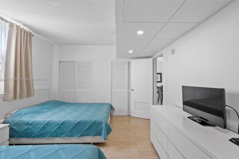 Condo in Hollywood, Florida, 1 bedroom  № 1291346 - photo 16