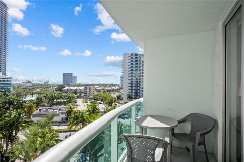 Condo in Hollywood, Florida, 1 bedroom  № 1291346 - photo 2