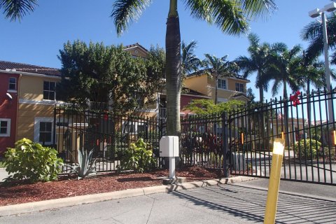 Townhouse in Royal Palm Beach, Florida 4 bedrooms, 184.69 sq.m. № 1073621 - photo 3