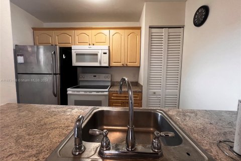 Condo in Hialeah, Florida, 3 bedrooms  № 1397013 - photo 9