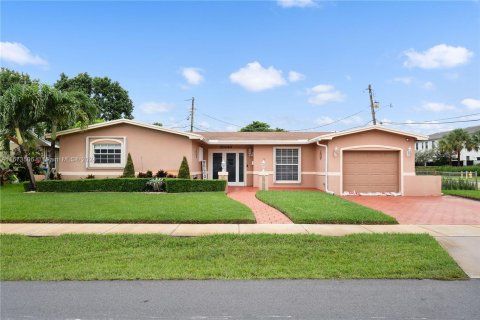 House in Miami, Florida 3 bedrooms № 1397015 - photo 1