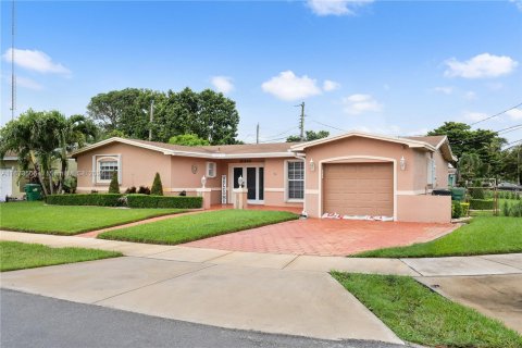 Villa ou maison à vendre à Miami, Floride: 3 chambres № 1397015 - photo 2