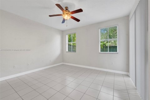 Townhouse in Homestead, Florida 3 bedrooms, 160.91 sq.m. № 1305345 - photo 14