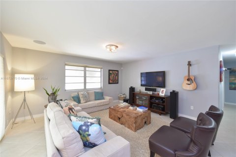 Condo in Miami, Florida, 3 bedrooms  № 1395226 - photo 4