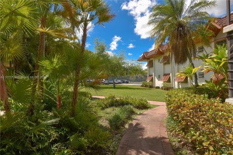 Condo in Miami, Florida, 3 bedrooms  № 1395226 - photo 2