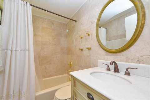 Condo in Miami, Florida, 3 bedrooms  № 1395226 - photo 11