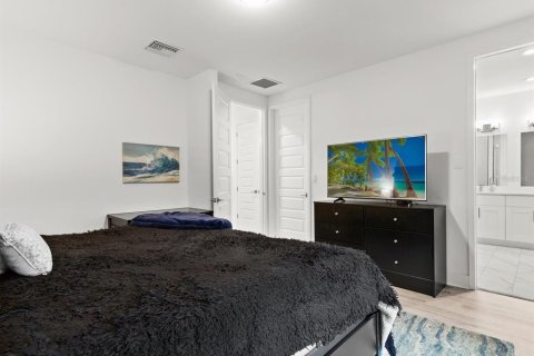 Adosado en venta en Tampa, Florida, 3 dormitorios, 195.84 m2 № 1022565 - foto 15