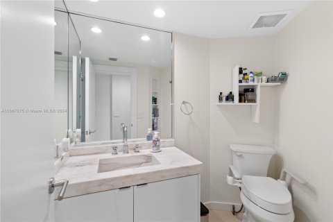 Condo in Miami, Florida, 3 bedrooms  № 1381891 - photo 15