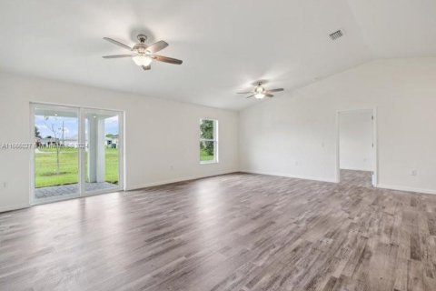 House in Cape Coral, Florida 4 bedrooms, 164.16 sq.m. № 1384276 - photo 8