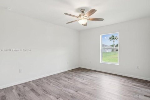 House in Cape Coral, Florida 4 bedrooms, 164.16 sq.m. № 1384276 - photo 15