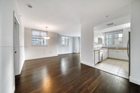 Condo in Miami, Florida, 2 bedrooms  № 1384277 - photo 2