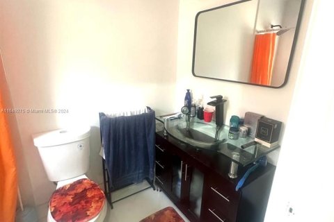 Condo in Hialeah, Florida, 2 bedrooms  № 1331749 - photo 11