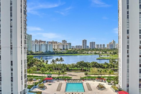 Condo in Aventura, Florida, 2 bedrooms  № 1401553 - photo 17