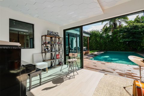 House in Miami Beach, Florida 4 bedrooms, 286.14 sq.m. № 1401593 - photo 7