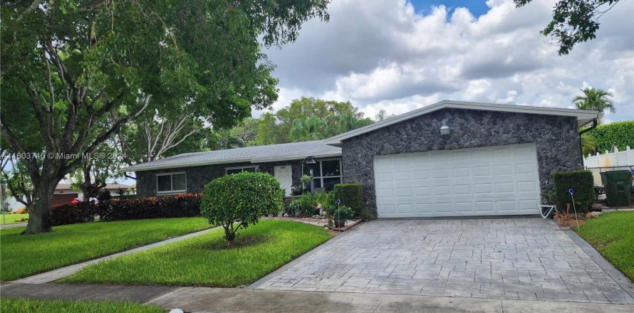 Villa ou maison à Pembroke Pines, Floride 4 chambres, 187.29 m2 № 1225380