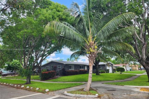 Villa ou maison à vendre à Pembroke Pines, Floride: 4 chambres, 187.29 m2 № 1225380 - photo 3