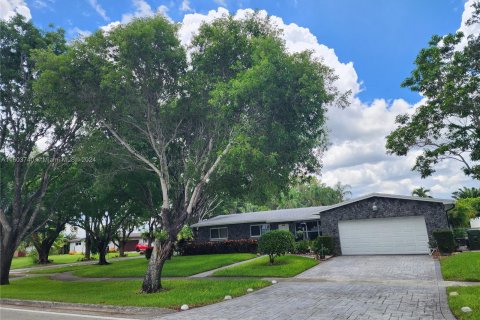 Villa ou maison à vendre à Pembroke Pines, Floride: 4 chambres, 187.29 m2 № 1225380 - photo 2