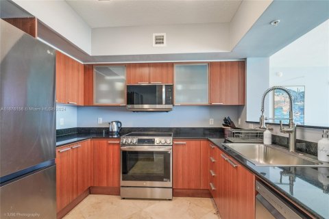 Condo in Sunny Isles Beach, Florida, 2 bedrooms  № 1400134 - photo 11