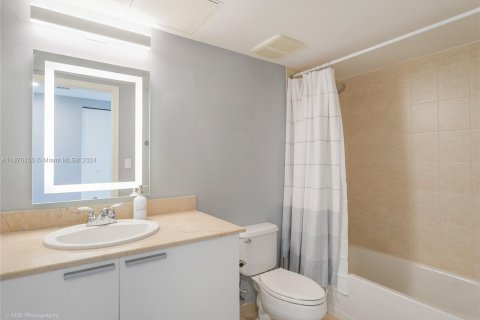 Condo in Sunny Isles Beach, Florida, 2 bedrooms  № 1400134 - photo 17