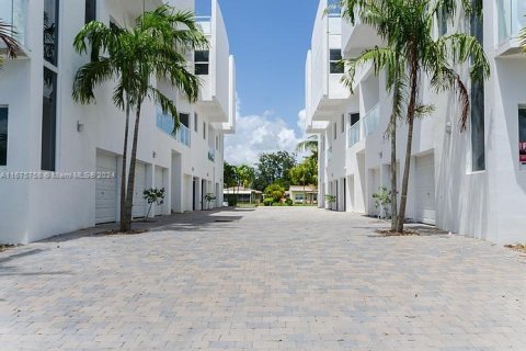 Immobilier commercial à vendre à Miami Beach, Floride: 2446.67 m2 № 1400031 - photo 2