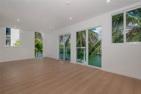 Immobilier commercial à vendre à Miami Beach, Floride: 2446.67 m2 № 1400031 - photo 12