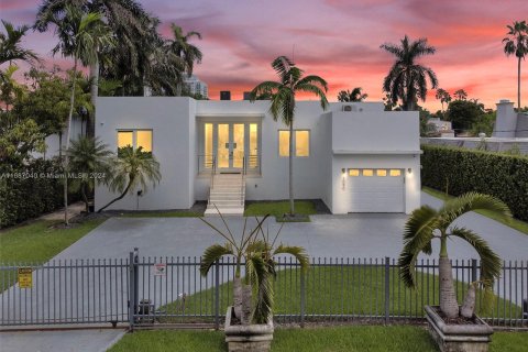 House in Miami, Florida 4 bedrooms, 247.49 sq.m. № 1427530 - photo 3