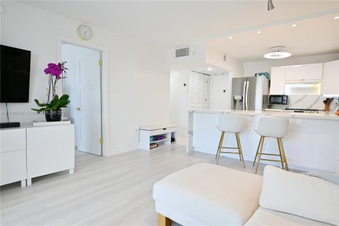 Condo in Miami Beach, Florida, 1 bedroom  № 1427503 - photo 10