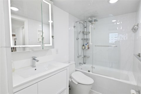 Condo in Miami Beach, Florida, 1 bedroom  № 1427503 - photo 18