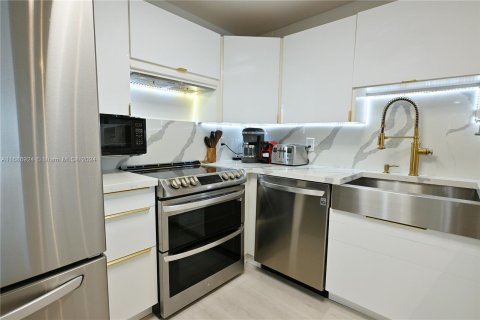 Condo in Miami Beach, Florida, 1 bedroom  № 1427503 - photo 4