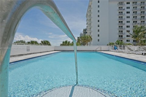 Condo in Miami Beach, Florida, 1 bedroom  № 1427503 - photo 22