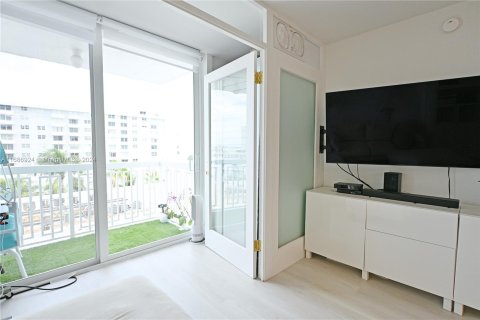 Condo in Miami Beach, Florida, 1 bedroom  № 1427503 - photo 12