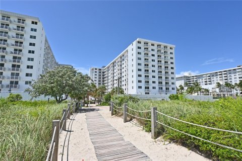 Condo in Miami Beach, Florida, 1 bedroom  № 1427503 - photo 28