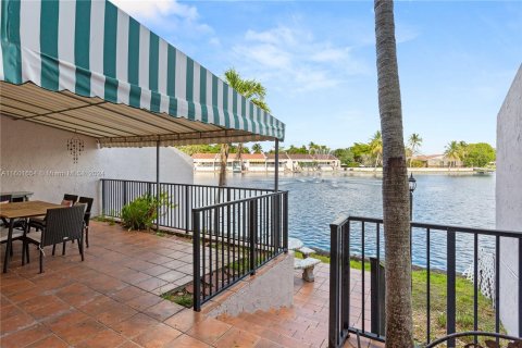 Adosado en venta en Miami Lakes, Florida, 3 dormitorios, 162.21 m2 № 1216994 - foto 2