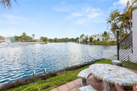 Adosado en venta en Miami Lakes, Florida, 3 dormitorios, 162.21 m2 № 1216994 - foto 1