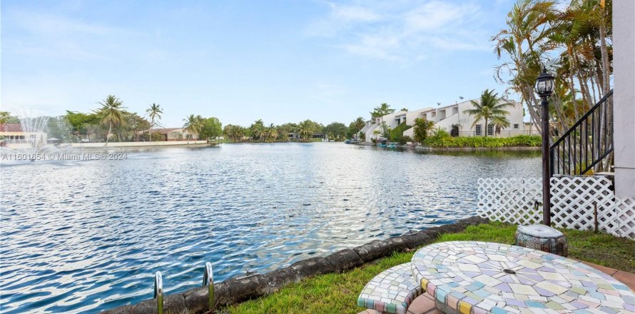 Adosado en Miami Lakes, Florida 3 dormitorios, 162.21 m2 № 1216994