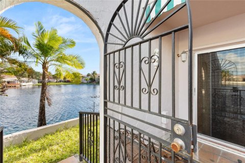 Adosado en venta en Miami Lakes, Florida, 3 dormitorios, 162.21 m2 № 1216994 - foto 24