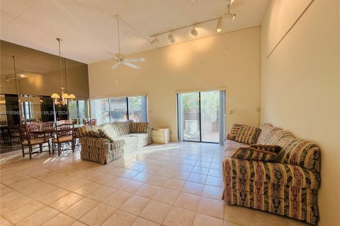 Villa ou maison à vendre à Hallandale Beach, Floride: 3 chambres, 150.87 m2 № 1091501 - photo 15