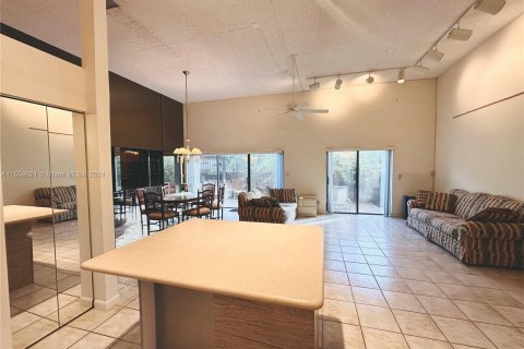 Villa ou maison à vendre à Hallandale Beach, Floride: 3 chambres, 150.87 m2 № 1091501 - photo 4