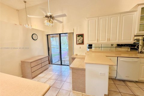 House in Hallandale Beach, Florida 3 bedrooms, 150.87 sq.m. № 1091501 - photo 9