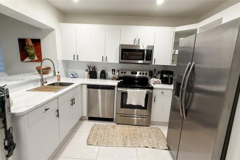 Casa en venta en Miami, Florida, 4 dormitorios, 151.43 m2 № 1410695 - foto 8