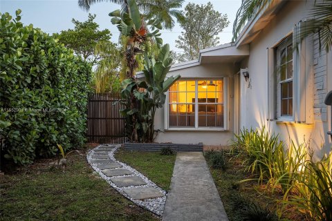 Villa ou maison à vendre à Hallandale Beach, Floride: 4 chambres, 142.51 m2 № 1072866 - photo 1