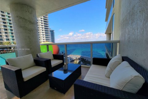 Condo in Hallandale Beach, Florida, 2 bedrooms  № 1033110 - photo 1