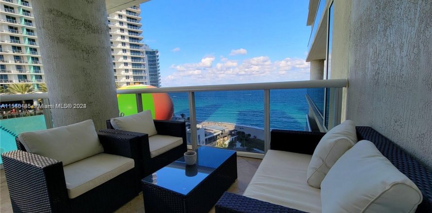 Condominio en Hallandale Beach, Florida, 2 dormitorios  № 1033110