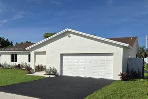 House in Homestead, Florida 4 bedrooms, 152.92 sq.m. № 1427214 - photo 2