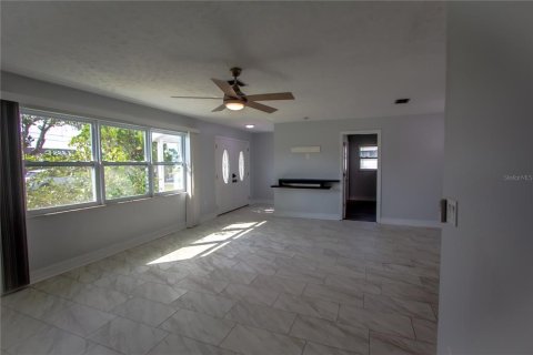 House in Cape Coral, Florida 3 bedrooms, 154.22 sq.m. № 1046581 - photo 15