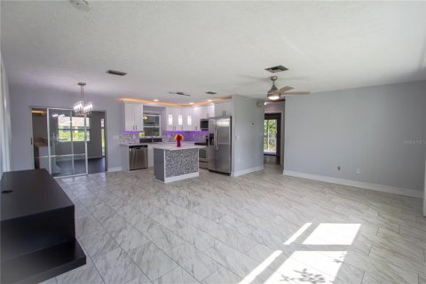 House in Cape Coral, Florida 3 bedrooms, 154.22 sq.m. № 1046581 - photo 14