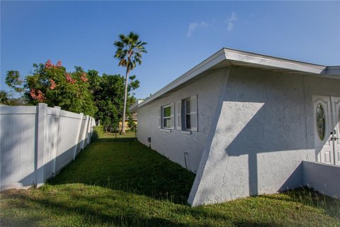 House in Cape Coral, Florida 3 bedrooms, 154.22 sq.m. № 1046581 - photo 30