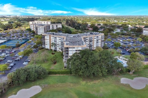 Condo in Pembroke Pines, Florida, 2 bedrooms  № 1029811 - photo 1