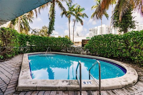 Condo in Miami Beach, Florida, 1 bedroom  № 1352199 - photo 16