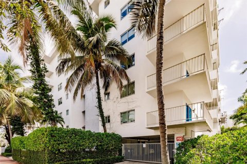 Condo in Miami Beach, Florida, 1 bedroom  № 1352199 - photo 1